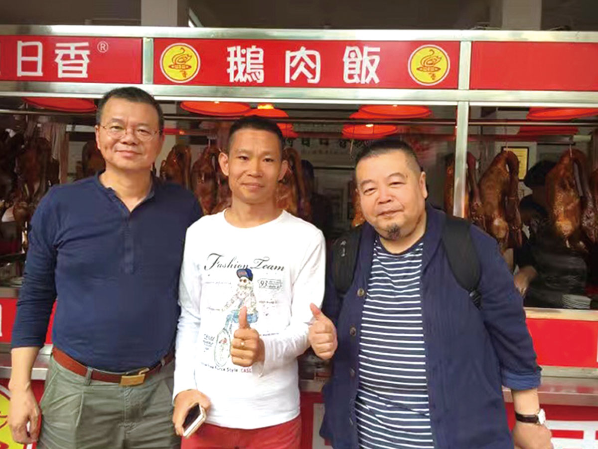 日日香創始人余壯忠和美食家沈宏非老師汕頭潮菜研究會會長張新民老師合影留念